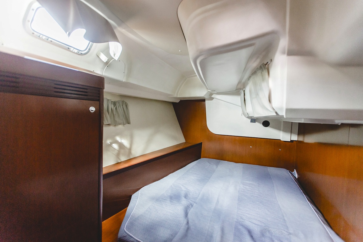 Аренда парусной яхты BENETEAU OCEANIS 50 в Сочи - каюта